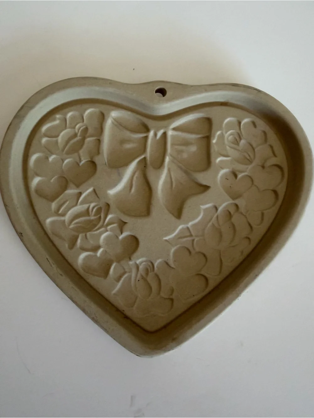 Pampered Chef “Seasons of the Heart” heart shaped stoneware cookie mold. Read